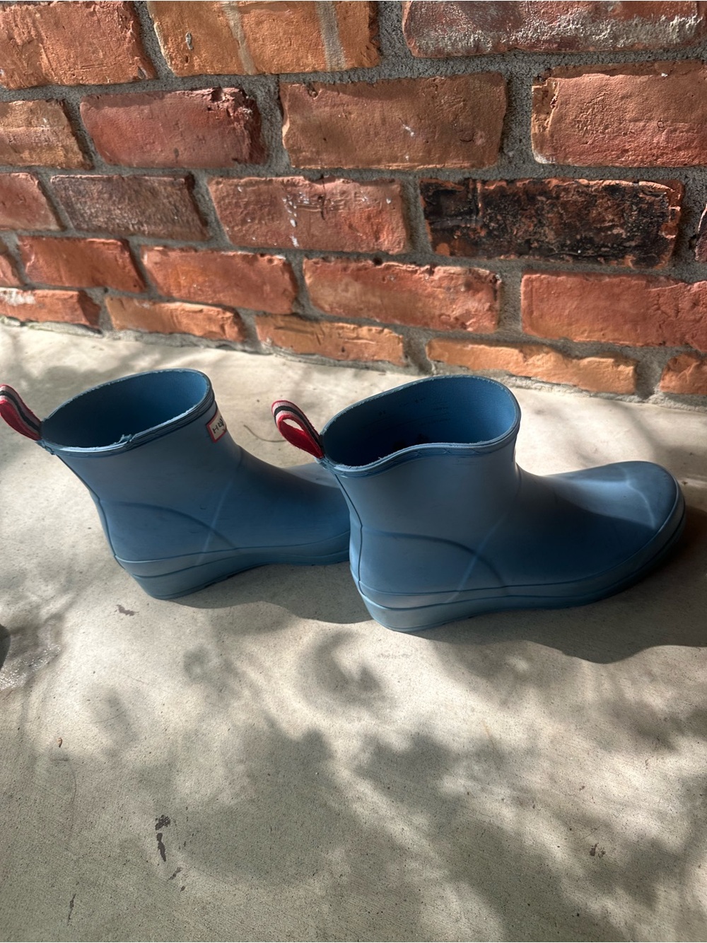Hunter Short Rain Boots in Powder Blue with Red-Striped Heel Tabs - Picture 5 of 7